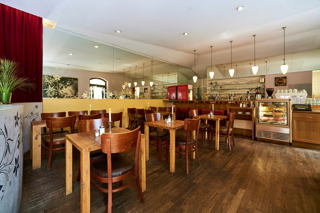 Laid tables with candles and flowers at Matzbach restaurant on the Bergmannkiez